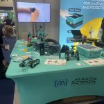 Kuvassa ohjelmointirobtteja vihreällä pöydällä. 