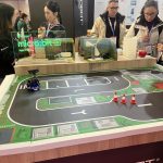 Kuvassa Nicro:bit robotteja kaupunkiradalla. 