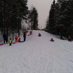 Pienten kanssa pulkkamäessä.