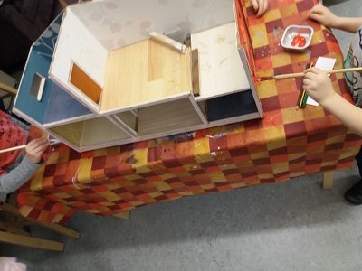 Nukkekodin tekemistä.
