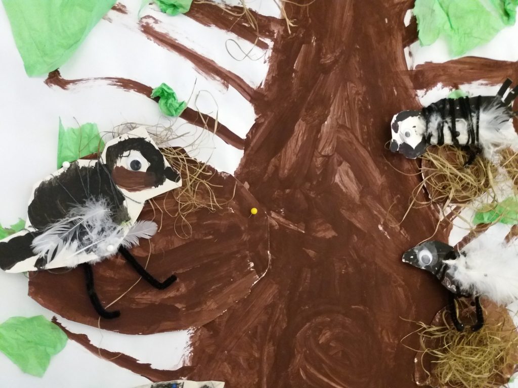 Keväiset linnut puussa-askartelu.