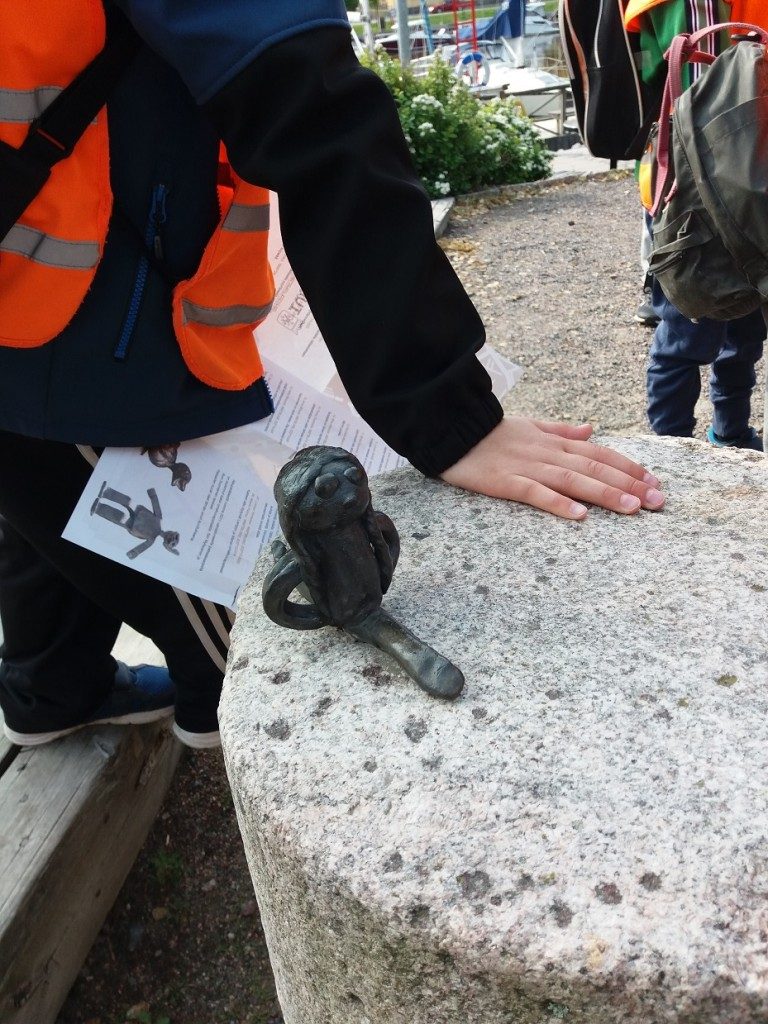 Piiloleikki patsas.