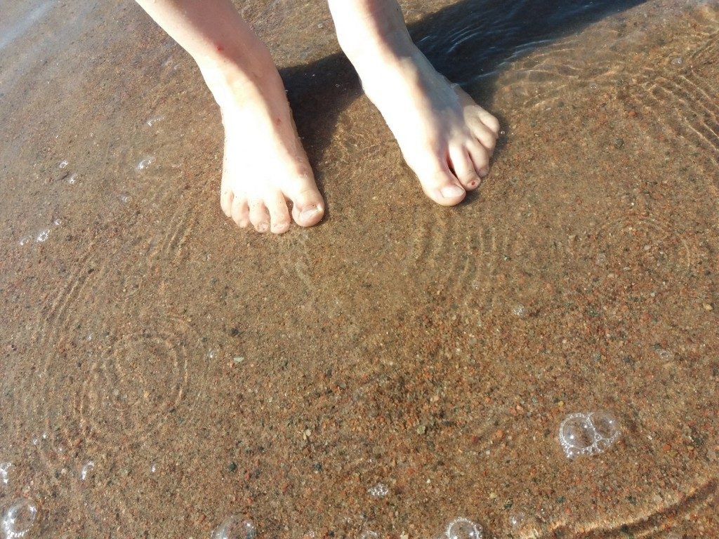 Varpaat vedessä.