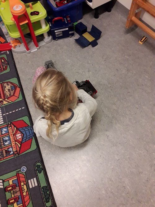 Leikkimässä