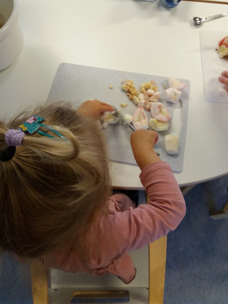Harjoitellaan omenoiden pilkkomista ja veitsen käyttöä