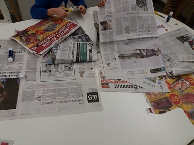 Sanomalehtien lukemista.