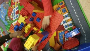 Lapset rakentelevat legoilla.