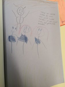 Lapsi on piirtänyt perheensä ja saduttanut kuvaan.