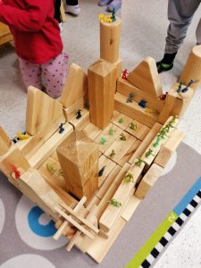 Puupalikoista lasten rakentama linna. 