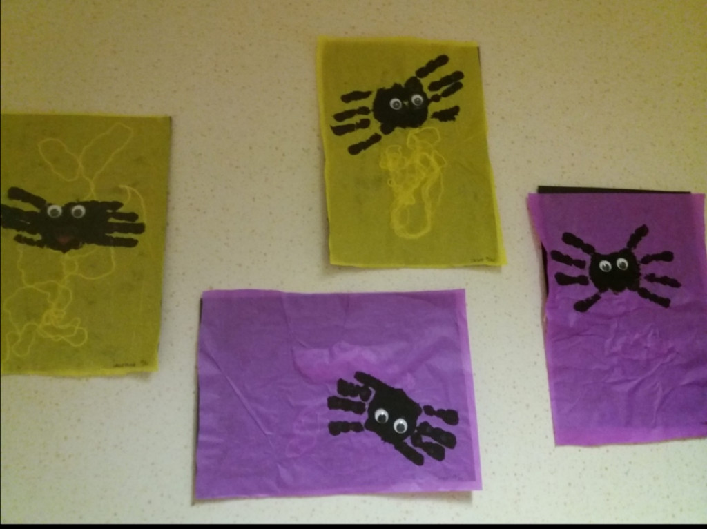 Lapsen kädenjäljistä maalattu hämähäkki. 