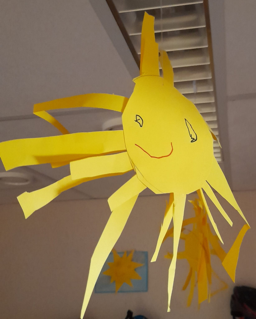 Lapsen askartelema keltainen kartonki aurinko. 