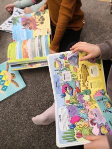 Lapset lukevat meriaiheisia kirjoja.