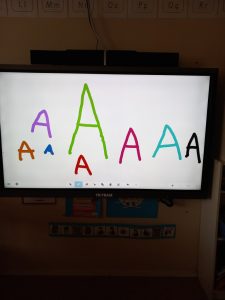 Lasten tekemiä värikkäitä kirjaimia.