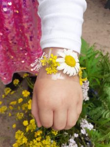 Lapsella kukkakoru kädessä.