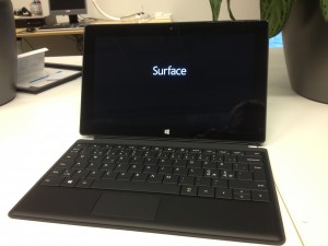 Surface RT laite, jossa TypeCover-näppäimistökansi.
