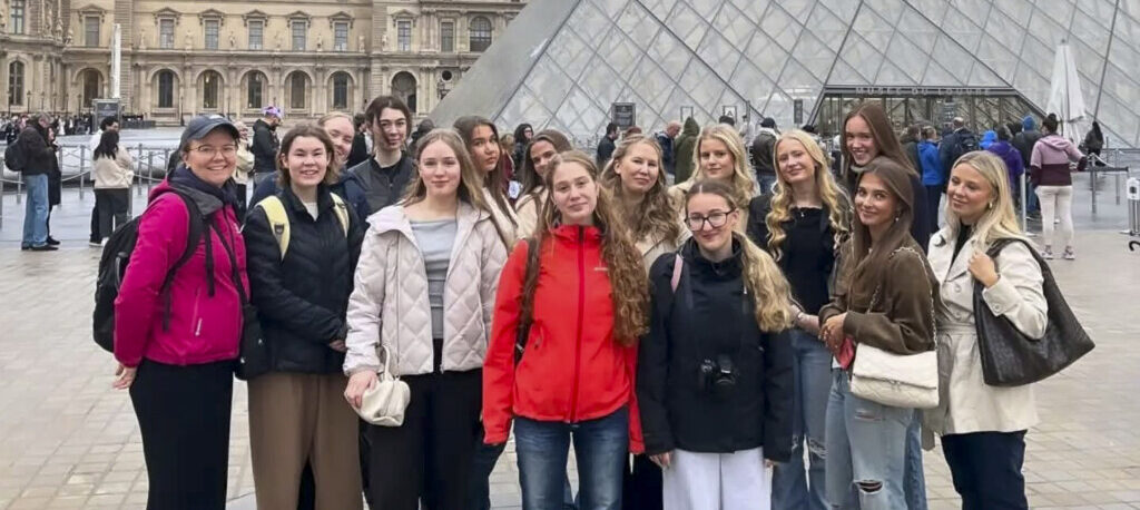ungdomar som besöker versailles