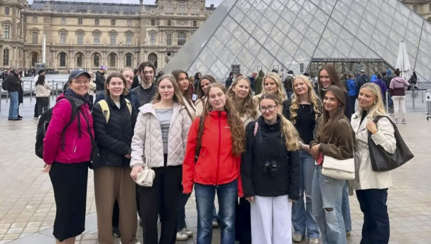 ungdomar som besöker versailles