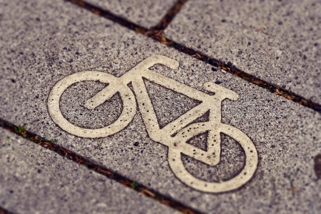 Polkupyörän kuva tiessä