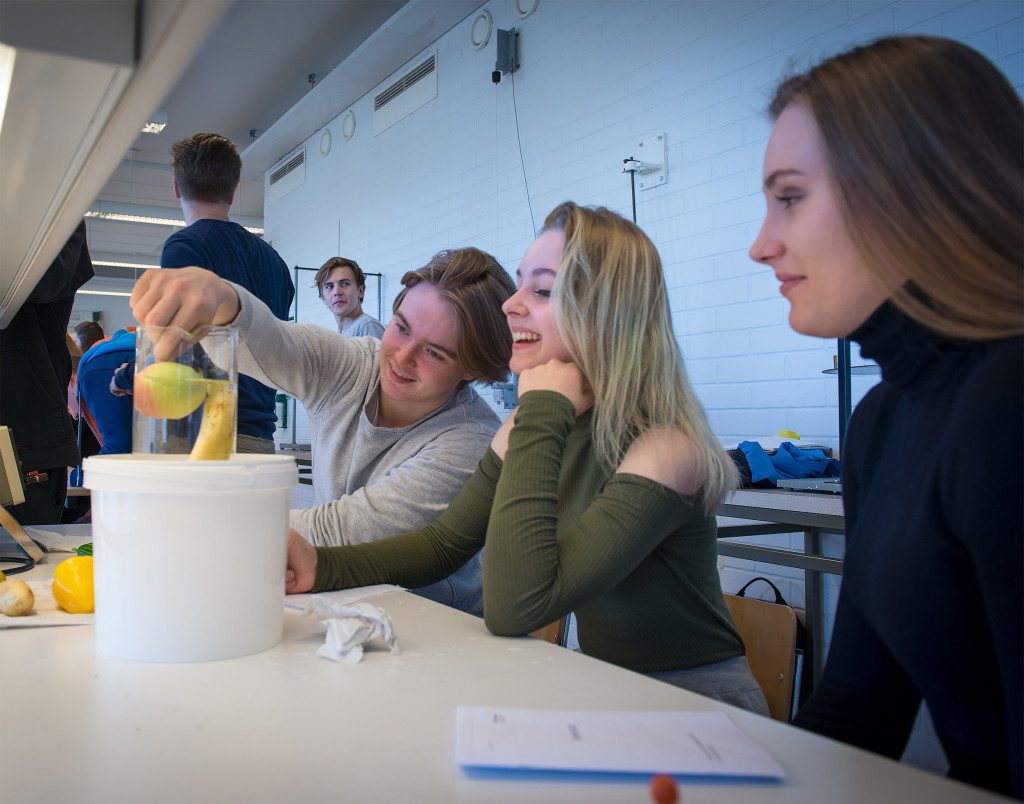 Turun Klassillisen lukion opiskelijat vierailulla Turun ammattikorkeakoulun konetekniikan oppiaineessa.