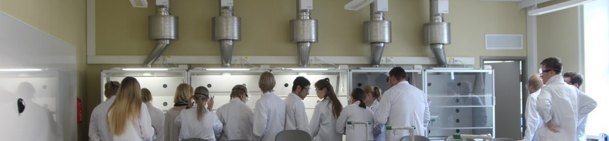 Turun suomalaisen yhteiskoulun lukion opiskelijoita labratakeissa kemianluokassa.