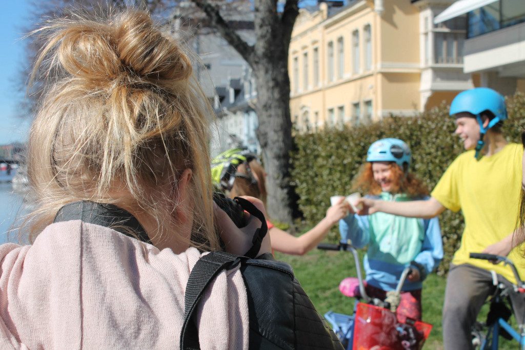 Turun klassillisen lukion opiskelija valokuvaamassa kurssikavereitaan Turku Touringin mainoskampanjaa varten.