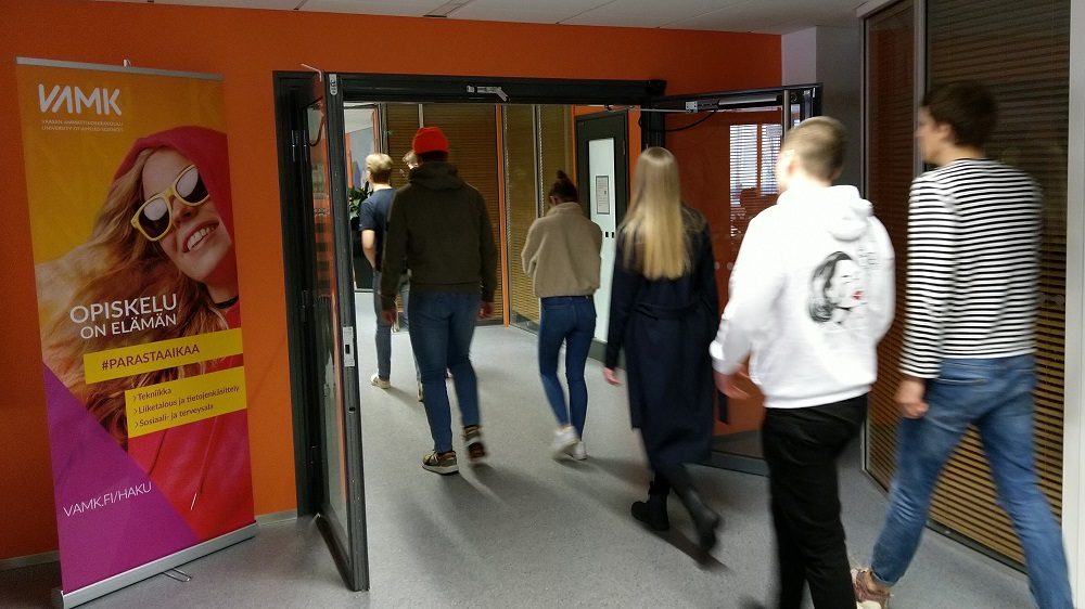 Vaasan lyseon lukion opiskelijoita vierailulla Vaasan ammattikorkeakoulussa.
