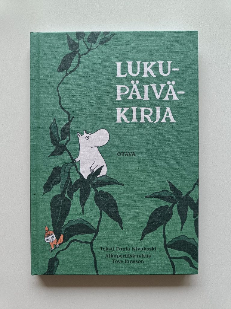 Lukupäiväkirjan vihreää kantta koristaa Tove Janssonin alkuperäiskuvitukset. Kannen kuvassa Muumipeikko ja Pikku Myy kiipeävät tummanvihreiden lehtien joukossa.