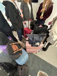 Bussi haki meidät koulun pihalta 11.30 ja lähdimme matkalle Helsinkiin.