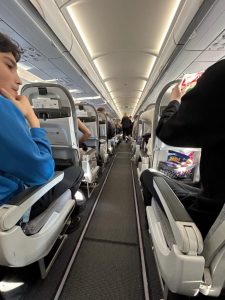 Lento oli nopea ja rauhallinen. Kaikilla oli hyvää seuraa joka teki matkasta mukavamman. Koneen laskeuduttua pääsimme hakemaan matkatavaramme. Matkalaukkujen haku viivästyi sillä muutama matkatavaroista oli eksynyt muista.