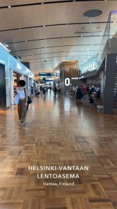 Pääsimme lentokentälle 13.30. Matkalaukkujen vienti ja turvatarkastus meni sujuvasti ja nopeasti. Pääsimme vihdoin portille 15.35 ja aloitimme koneeseen siirtymisen. Kaikki löysi omille paikoillensa ongelmitta ja lentomatka alkoi. 