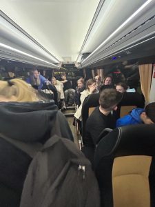 Koneen laskeuduttua pääsimme hakemaan matkatavaramme. Matkalaukkujen haku viivästyi sillä muutama matkatavaroista oli eksynyt muista. Bussia ei tarvinnut odotella joten pääsimme samantien matkaan kohti Vimercatea. Bussimatka oli jännittyneempi, koska kaikki odottivat parien näkemistä. Pääsimme perheisiin ja kaikki lähtivät omien perheidensä kanssa syömään tai heidän kotiinsa.