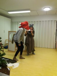 Päiväkodin aikuiset esittivät näytelmän kaksi oravaa Oona ja Ossi.