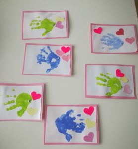 Ystävänpäivänä askarreltiin yllätys ystävälle kortti. Tässä kädenkuva maalattiin ja liimattiin sydämmiä.
