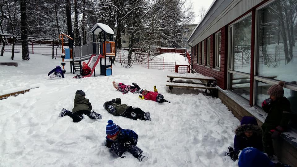 Lapset telmivät lumessa.