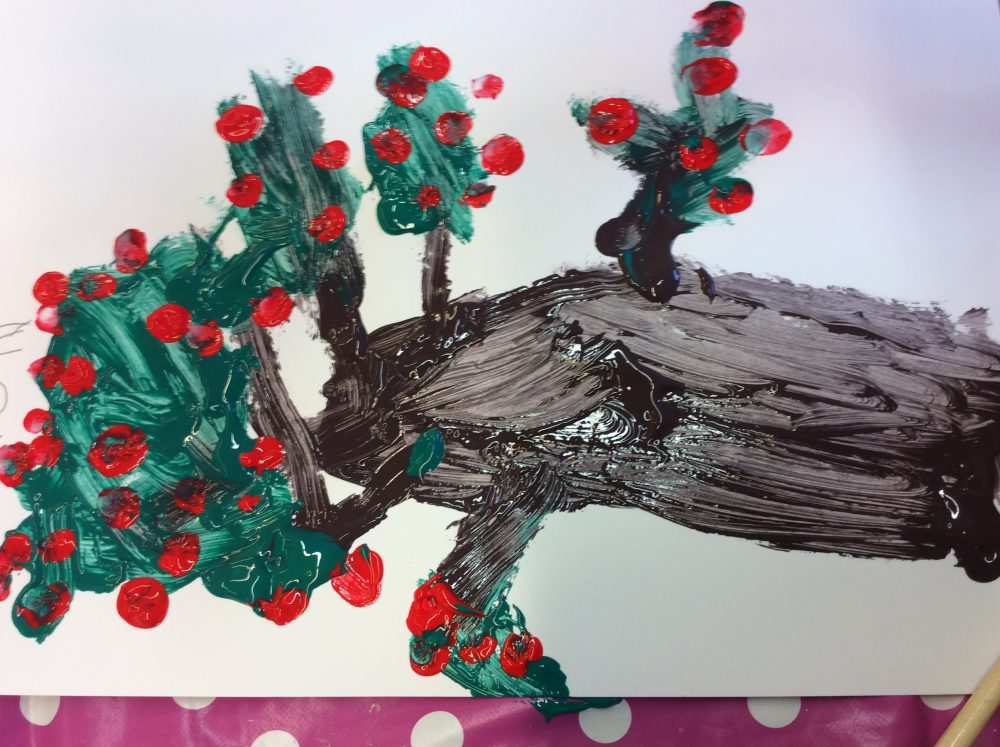 Lapset maalaavat pihlajanmarjapuutaideteoksia.