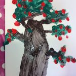 Lapset maalaavat pihlajanmarjapuutaideteoksia.