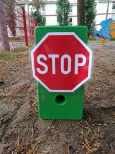 Stop-merkki lasten liikenneradalla.