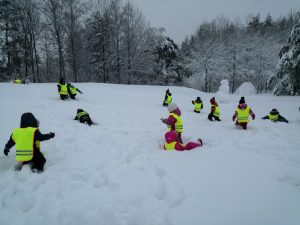 lapsia kahlaa lumihangessa