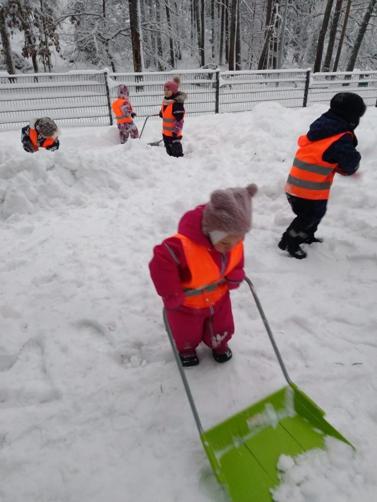 lapsia lumileikeissä puistossa