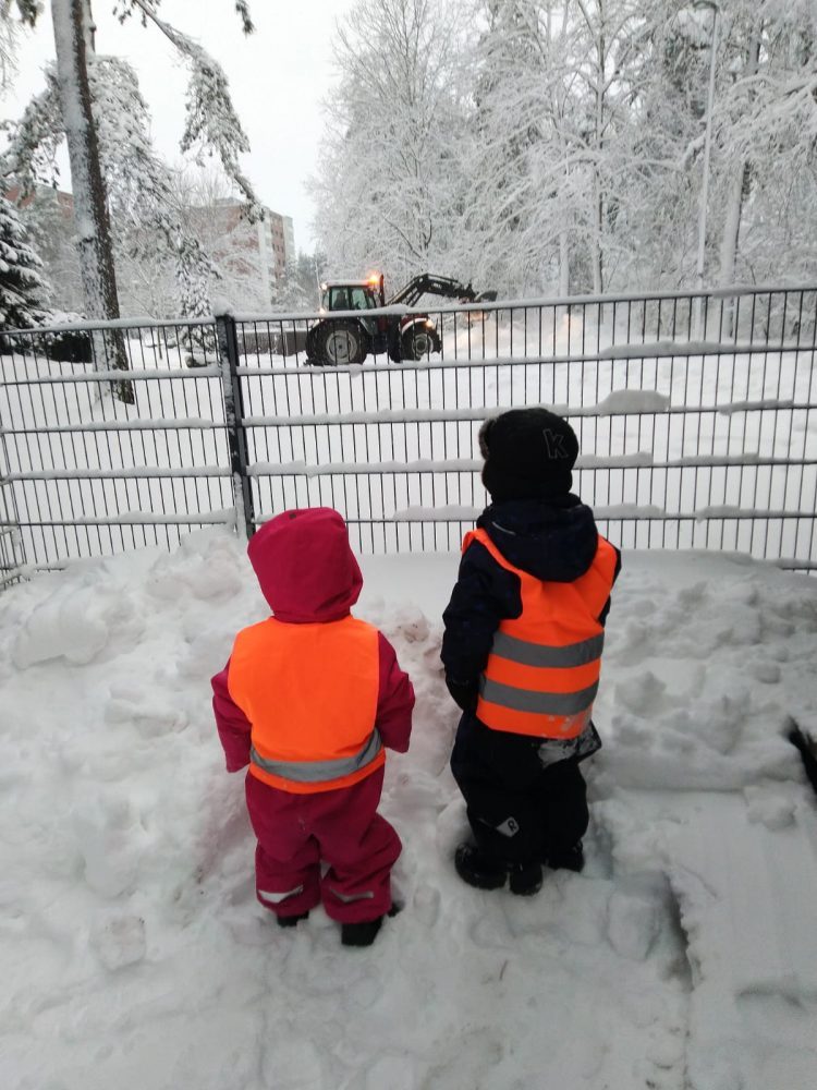 lapset katselebat traktoria lumihommissa