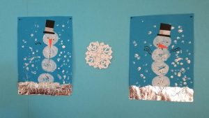 Lasten tekemiä lumiukkoaskarteluja