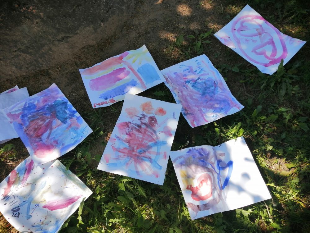 lasten vesivärimaalauksia nurmikon päällä