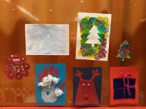 Kuusi erilaista joulukorttia, joita pystyi askartelemaan. Joukossa muun muassa piparinmuotoinen, kuusenmuotoinen, poronmuotoinen ja lahjapaketin näköinen.