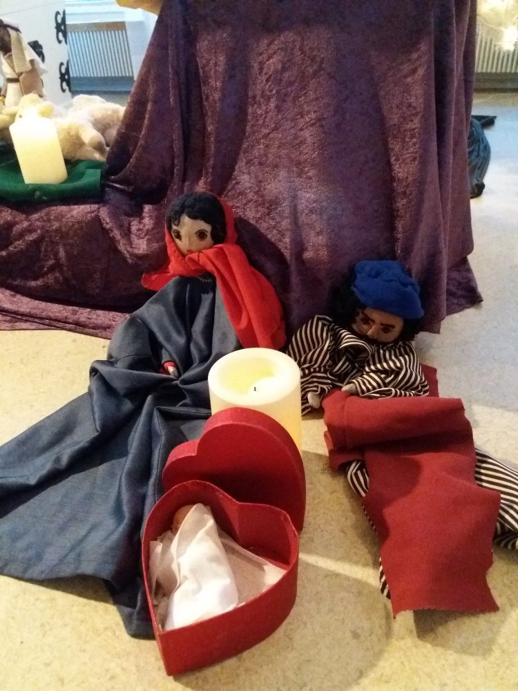 Maria, Joosef ja pieni Jeesusvauva nuket