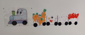 junan vetui ja vaunut, joissa porkkanoita, eläimiä, kirjaimia ja tonttulakkeja