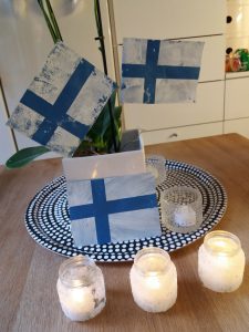 Suomen lippu askartelu ja lyhdyt