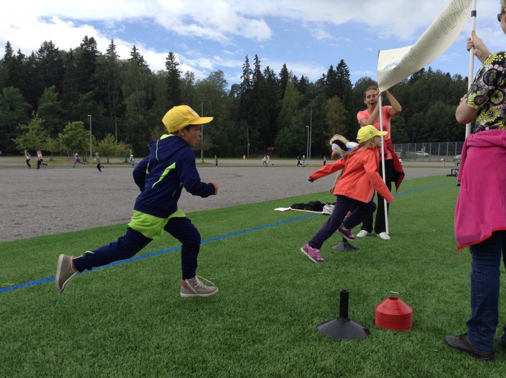 Koko koulu kisasi Panskun olympialaisissa tiistaina 23.8. Ohjelmassa mm. saappaanheittoa, nelimaalia, frisbeegolfia, sauvakävelyä ja loppuhuipennuksena maraton. 