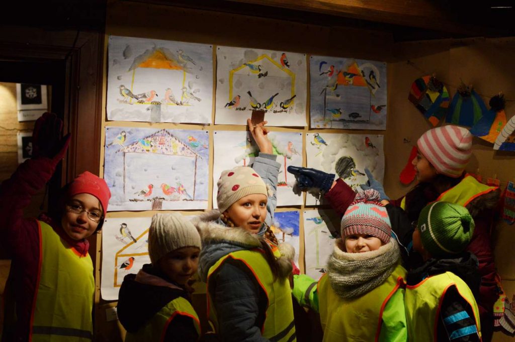 Lasten omien töiden kautta näyttelyssä voi tutusta siihen, miltä Suomen talvi ja joulu näyttäytyvät uusien turkulaisten silmin.