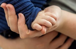 hoitajan ja lapsen käsi