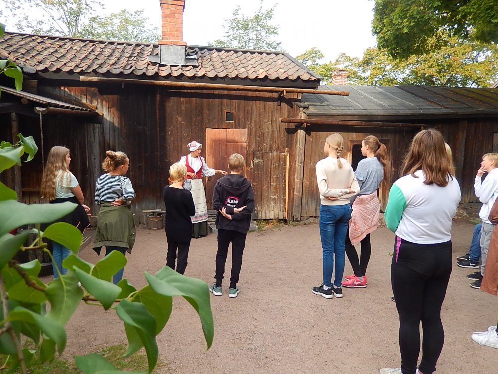 Puolalan koulun oppilaita tutustumassa Luostarinmäen käsityöläismuseoon elokuussa 2018.